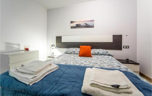 1 dormitorio con 1 cama con toallas en Awesome Apartment In Moncofa With Kitchenette en Moncófar