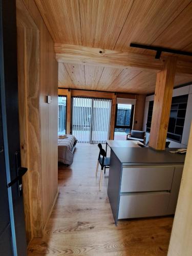 Habitación con escritorio y dormitorio. en Monoambiente con amplio jardín, en el centro de SMA. 3V5 en San Martín de los Andes