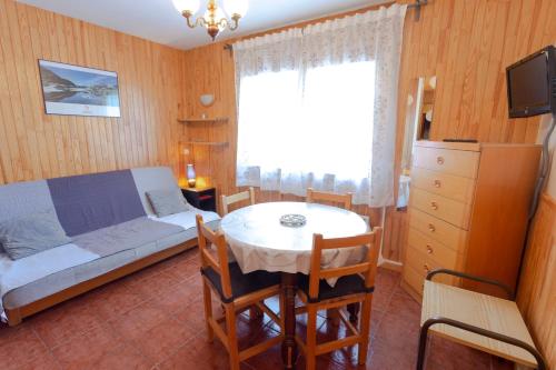  Maia Pedrous -  Room  picture :   Bath    TV    Kitchenette                           