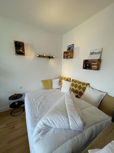 Postel nebo postele na pokoji v ubytování Superb top floor studio, Biarritz center.