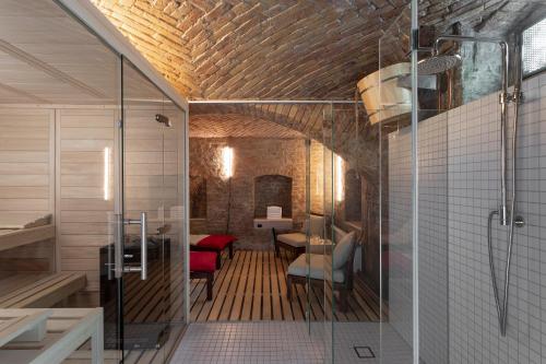 uma casa de banho com um chuveiro de vidro num quarto em mein werder - hotel am markt em Werder