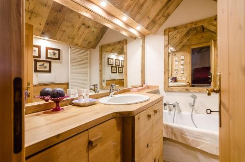 a bathroom with a sink and a bath tub at Charming Studio in Chiave