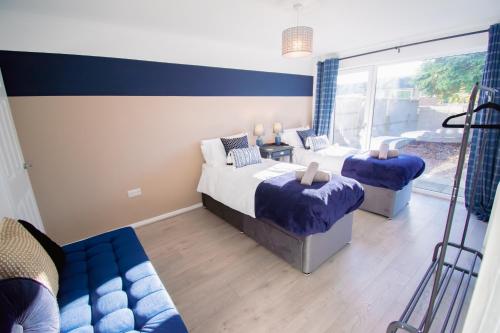 Una cama o camas en una habitación de Ideal Home Away in Whitefield Bury