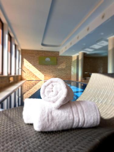 加蘭塔的住宿－加蘭泰酒店，坐在玻璃桌旁的一大堆毛巾