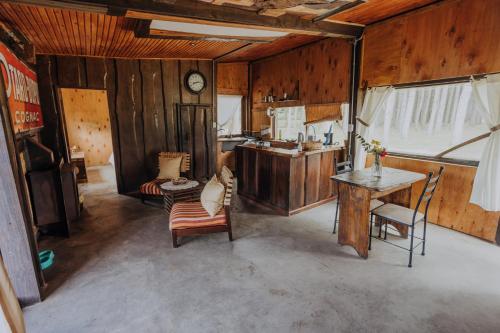 a room with a kitchen and a table and a sink at Cabañas en el Bosque a 5 minutos del mar - Estancia CH in Punta del Este