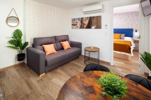 ein Wohnzimmer mit einem Sofa und einem Bett in der Unterkunft Mirador La Catedral in Málaga