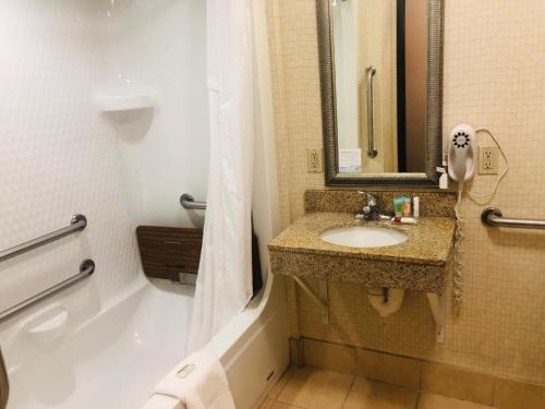 A bathroom at Wingate by Wyndham Ashland