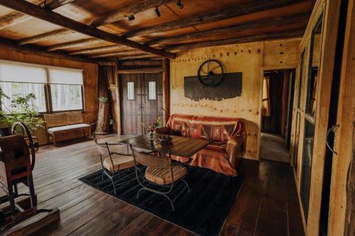 a living room with a table and a couch at Cabañas en el Bosque a 5 minutos del mar - Estancia CH in Punta del Este