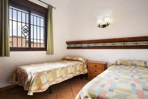 sypialnia z dwoma łóżkami i oknem w obiekcie Villa Perez Zara 2 w mieście Campano