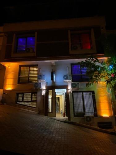 um edifício com janelas iluminadas à noite em 8 Plus Apart em Buca