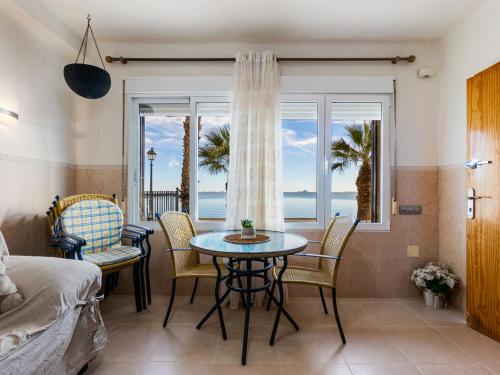 Zimmer mit einem Tisch, Stühlen und einem Fenster in der Unterkunft Apartment Mar Menor by Interhome in Los Alcázares