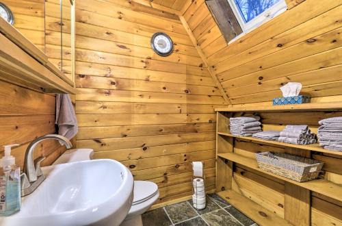 Cozy Yatesville Lake Cabin Rental in Louisa! في Louisa: حمام مع حوض ومرحاض في كابينة خشب