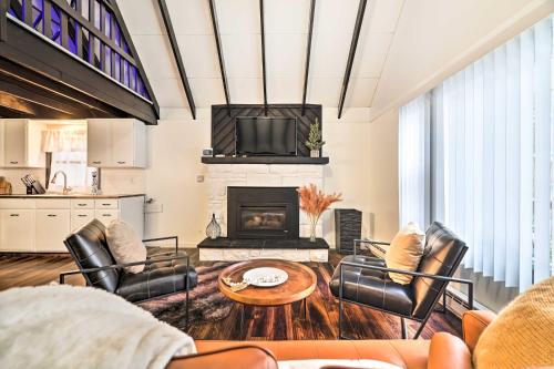 Dapur atau dapur kecil di Pet-Friendly Cabin with Hot Tub in Pocono Lake!