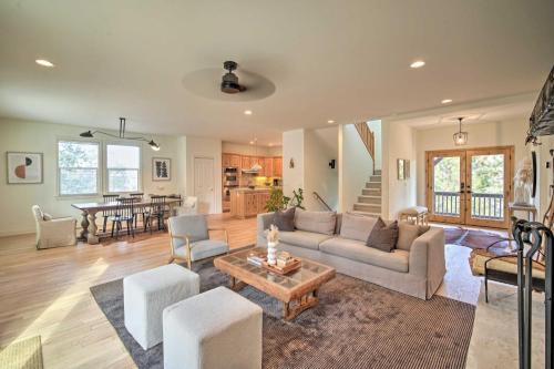 Spacious Retreat Less Than 1 Mi to Lake Arrowhead!