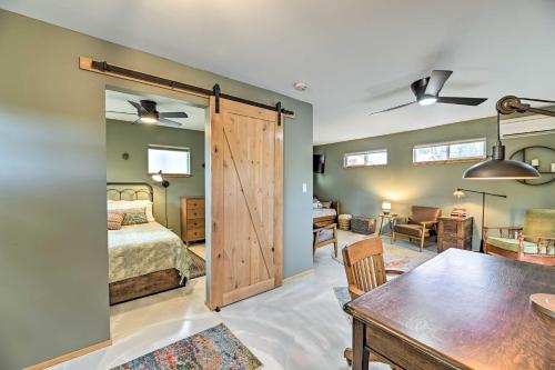 um quarto com uma cama e uma porta de correr no celeiro em Grants Pass Home about half Mi to Rogue River! em Grants Pass