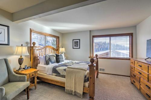 ein Schlafzimmer mit einem Bett, einem Stuhl und einem Fenster in der Unterkunft Incline Village Condo - Steps to Diamond Peak in Incline Village