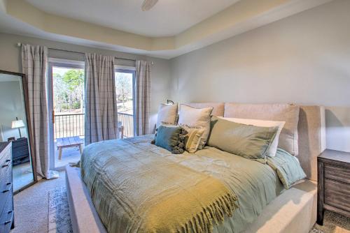 une chambre avec un lit et un balcon dans l'établissement Hot Springs Village Home on Golf Course!, à Owensville