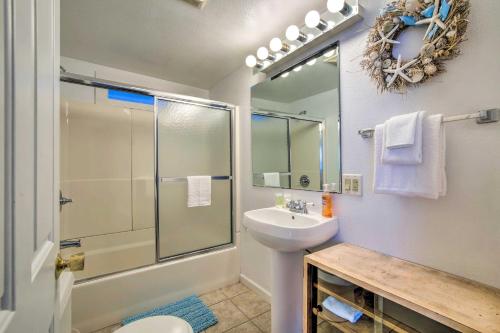 Un baño con ducha, inodoro y lavabo. en Cliffside Lighthouse Beach Home with Ocean View, en Coos Bay