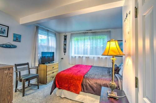 Un dormitorio con una cama y una mesa con una lámpara. en Cliffside Lighthouse Beach Home with Ocean View, en Coos Bay