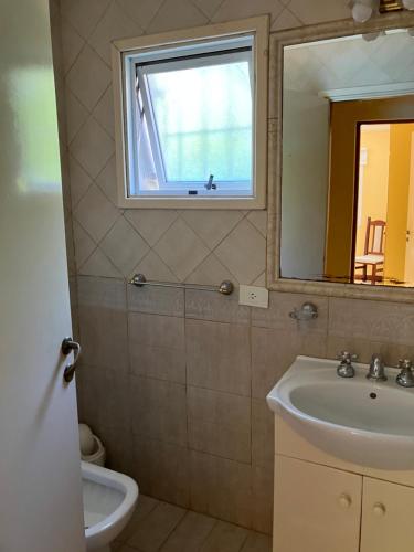 y baño con lavabo y espejo. en Casa Valeria del mar en Ostende