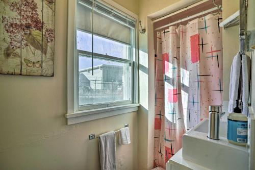 baño con ventana y cortina de ducha en Vibrant Prescott Cottage with Private Backyard! en Prescott
