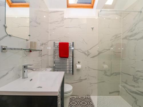 biała łazienka z umywalką i toaletą w obiekcie The Nest w mieście Buxton