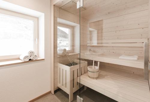 Ferienhaus Schihütte Mellau في ميلاو: حمام مع دش ومغسلة