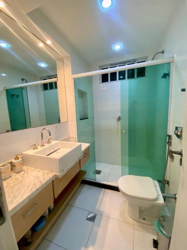 a bathroom with a sink and a shower and a toilet at Apartamento Encantador Leme - Prédio na Orla in Rio de Janeiro