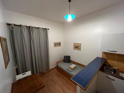 Cette petite chambre comprend un bureau et une table. dans l'établissement Studio CV - Calme, clair, à Montpellier