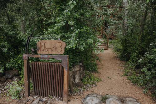 a sign for a garden with a dirt path at Cabañas en el Bosque a 5 minutos del mar - Estancia CH in Punta del Este