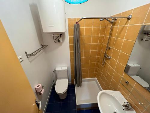 une petite salle de bain avec toilettes et lavabo dans l'établissement Studio T1 CV - Calme avec cour, à Montpellier