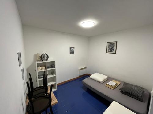 une chambre avec un lit, une table et des chaises dans l'établissement Studio T1 CV - Calme avec cour, à Montpellier