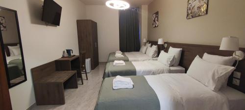 Una cama o camas en una habitación de SQUARE HOTEL