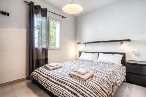een slaapkamer met een bed met twee handdoeken erop bij Green Park B18 in Son Parc