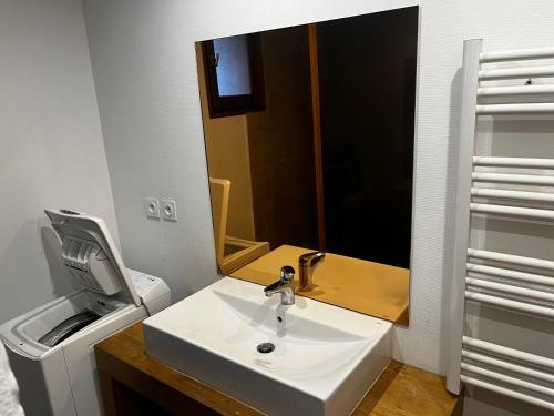 baño con lavabo y espejo grande en Chalet 6 personnes Gentiane en Les Orres