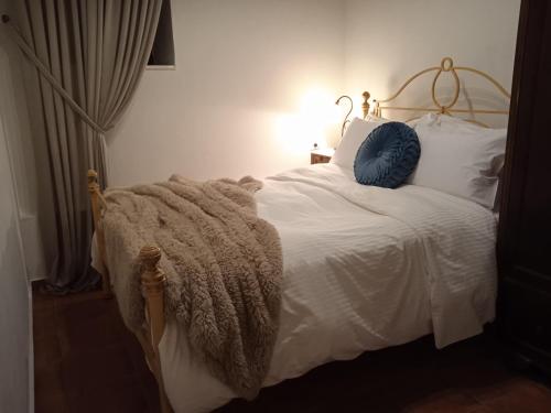 Una cama o camas en una habitación de Αρχοντικό Ταξίμι (Μουντζουρίδη)