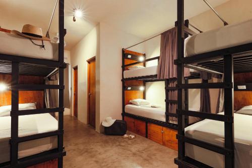 Ένα ή περισσότερα κρεβάτια σε δωμάτιο στο Che Bacalar Hostel & Bar Adults Only