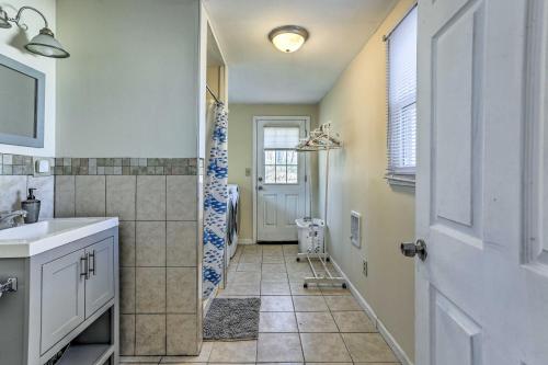 baño con ducha, lavabo y puerta en Relaxing New York Home with Boat Dock and Lake View! en Monroe