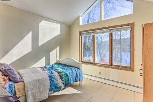 een slaapkamer met een bed en een raam bij Relaxing New York Home with Boat Dock and Lake View! in Monroe