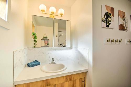 uma casa de banho com um lavatório e um espelho em Port Angeles Pad Less Than 1 Mi to Olympic Natl Park em Port Angeles
