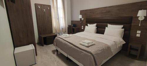Una cama o camas en una habitación de SQUARE HOTEL