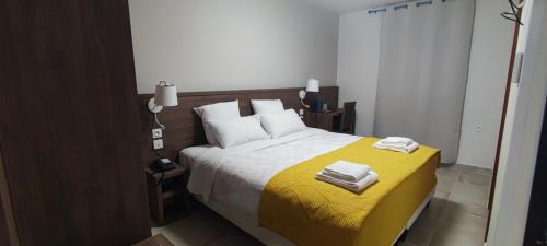 Una cama o camas en una habitación de SQUARE HOTEL