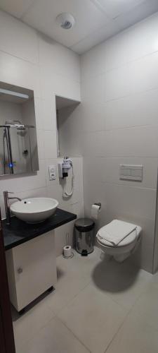 Un baño de SQUARE HOTEL