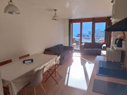 un salon avec une table et un canapé dans l'établissement 2 PIECES 45m2 6/7PERS VAL CLARET, à Tignes