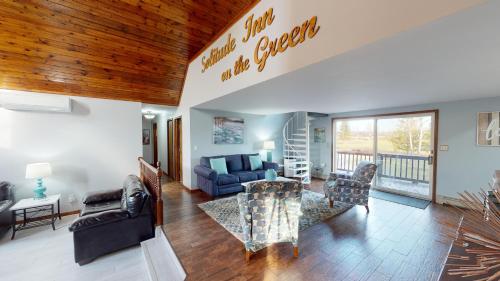 Un lugar para sentarse en Solitude Inn on the Green