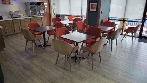 En restaurant eller et andet spisested på Comfort Suites Cumming-Atlanta near Northside Hospital Forsyth