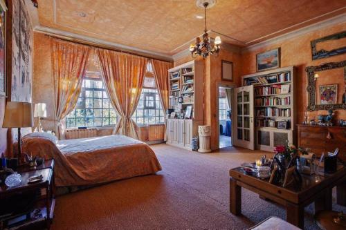 ein Schlafzimmer mit einem Bett und einem Tisch in einem Zimmer in der Unterkunft Villa de lujo a 50km de Madrid in Pezuela de las Torres