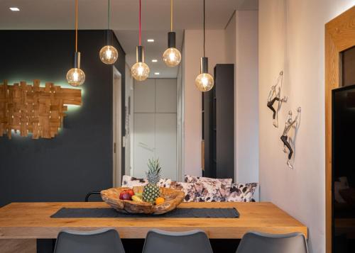Acropolis Exclusive Residence في أثينا: غرفة طعام مع طاولة مع وعاء من الفواكه