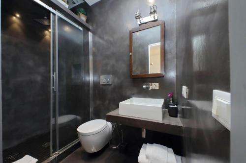 A bathroom at YCH-Pretty flat close pantheon