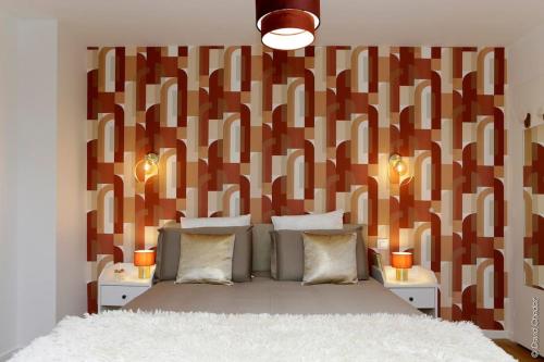Maison « De Ville en Vigne » في شينوف: غرفة نوم بسرير مع جدار كبير